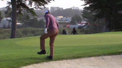 Adam Scott: Tight bunker shot on 10