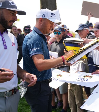 Justin Thomas Signs Autographics